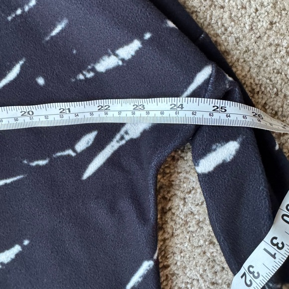 Elegant Black and White Tie-Dye Crew Neck Sweater - Picture 3 of 7